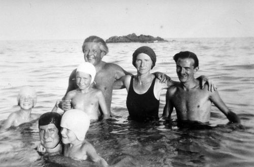 La famille Piaget et ses amis prenant un bain de mer